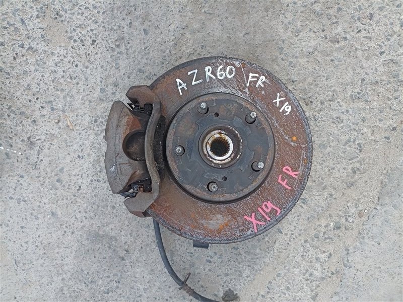 Ступица TOYOTA NOAH AZR60 1AZ-FSE передняя правая (б/у)
