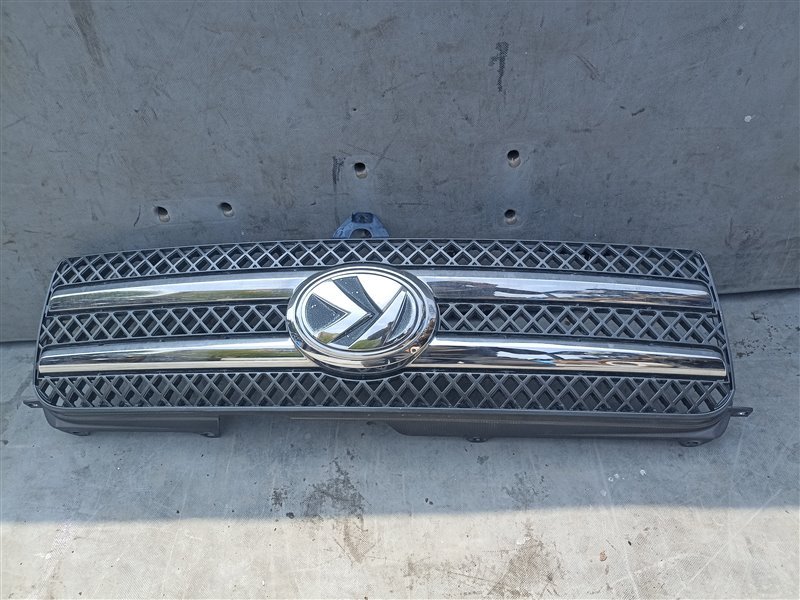 Решетка радиатора TOYOTA KLUGER MHU28 (б/у)