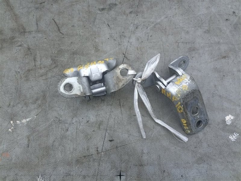Петля дверная TOYOTA AQUA NHP10 передняя правая (б/у)