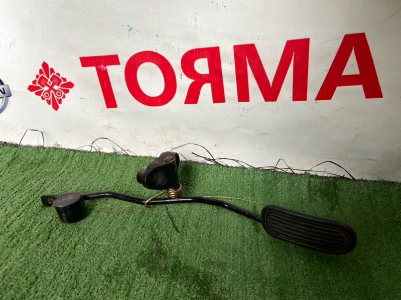 Педаль газа Toyota Kluger MCU25W 1MZ 2000