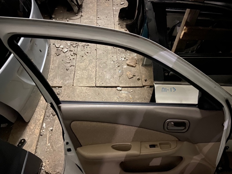 Стекло двери Nissan Sunny B15 переднее левое