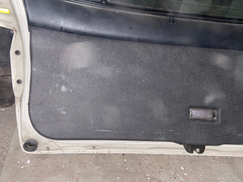 Обшивка двери багажника Mazda Capella GW5R