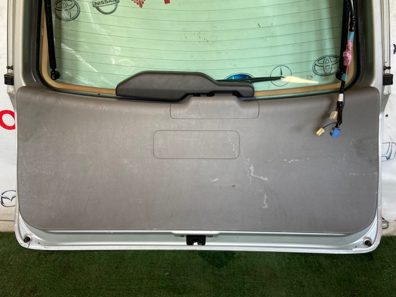 Обшивка двери багажника Toyota Voltz ZZE136