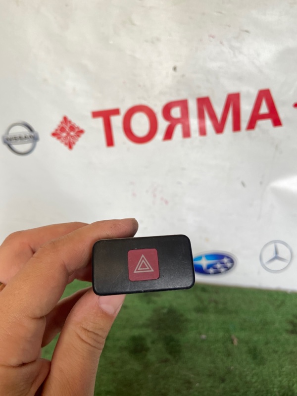 Кнопка аварийки Toyota Noah SR50 3S