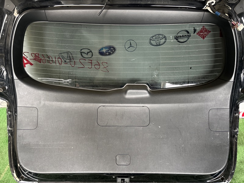 Обшивка двери багажника Toyota Wish ZGE20