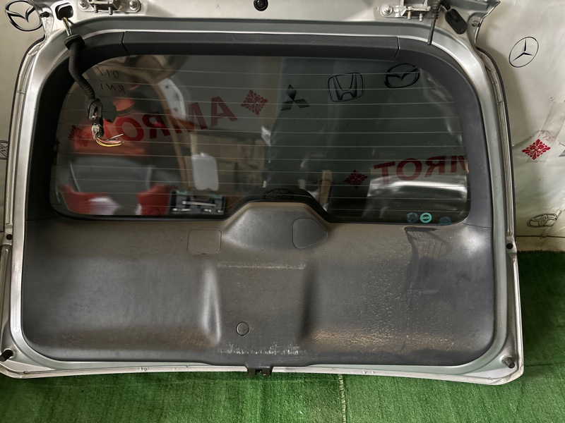 Обшивка двери багажника Honda Stream RN1