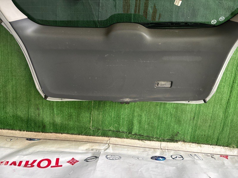 Обшивка двери багажника Mazda Premacy CP8W