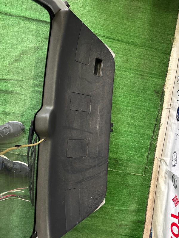 Обшивка двери багажника Toyota Caldina AT211