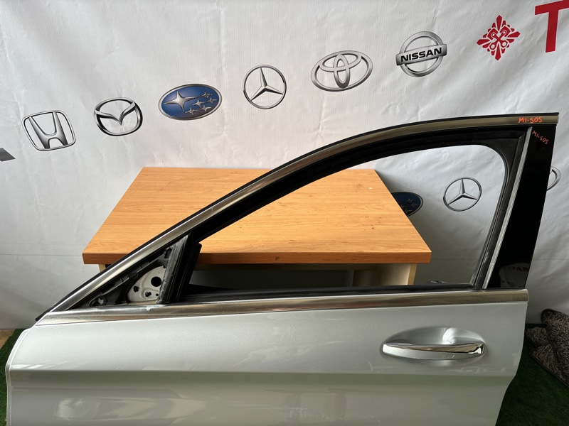 Стекло двери Mercedes C-Class W205 переднее левое