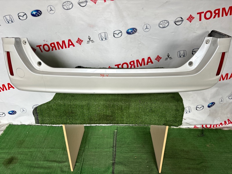 Бампер Toyota Voxy ZRR80 задний