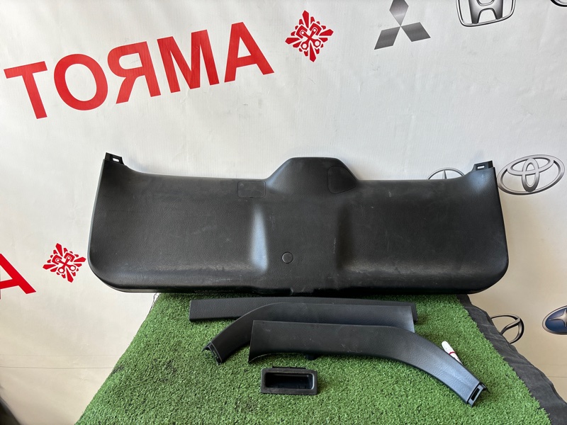 Обшивка двери багажника Honda Stream RN1