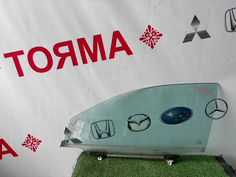 Стекло двери Toyota Avensis AZT250 переднее левое