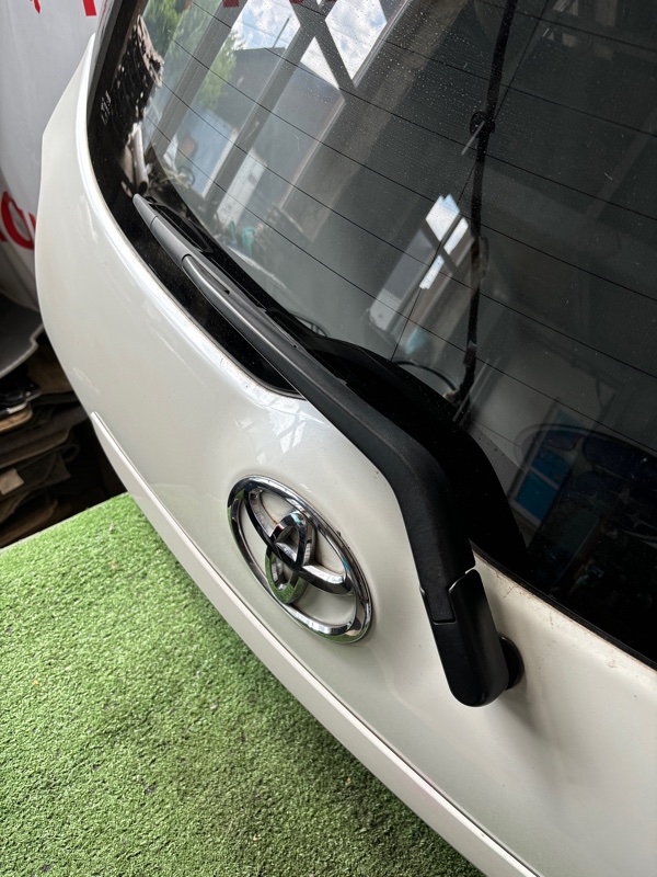 Дворник задней двери Toyota AURIS ADE150 (б/у)