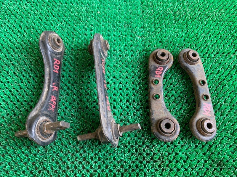 Задний рычаг хонда срв 1. Задний нижний рычаг хонда crv 2000. Рычаг задней подвески хонда срв. Задний рычаг хонда срв 1. Рычаг задней подвески хонда рд 1.