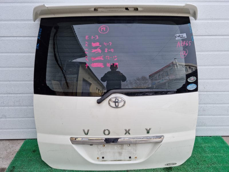 Дверь 5-я Toyota Voxy AZR60 (б/у)