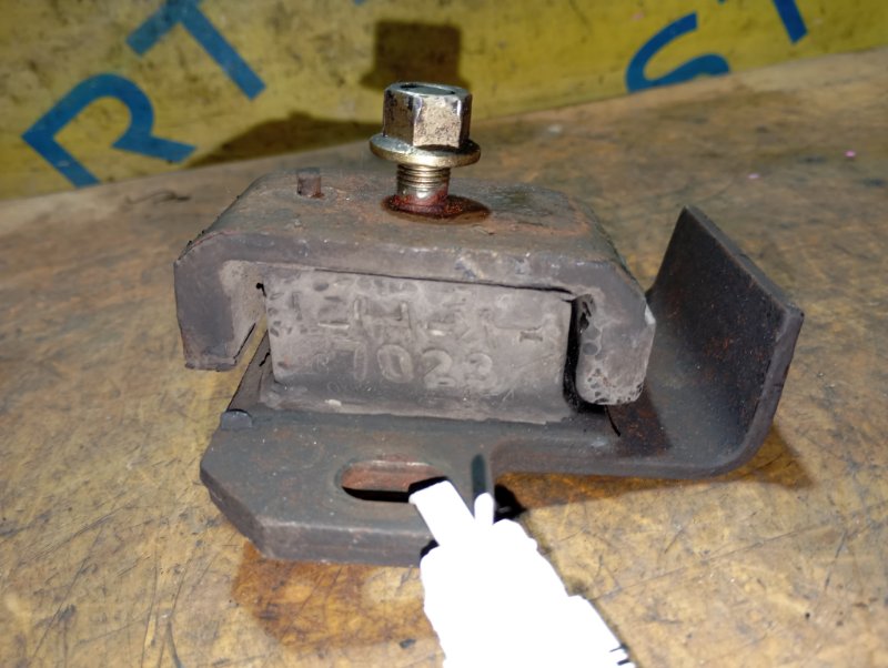 Подушка двигателя левая ISUZU ELF NKR66E 4HF1