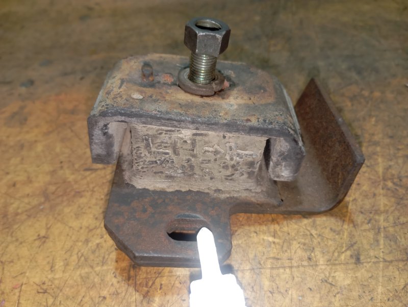 Подушка двигателя левая ELF NKR66E 4HF1