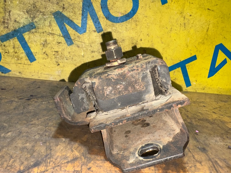 Подушка двигателя левая ELF NKR66 4HF1