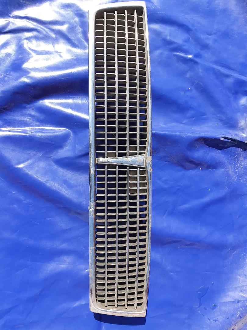 Решетка радиатора Nissan Laurel HC34 передняя (б/у)