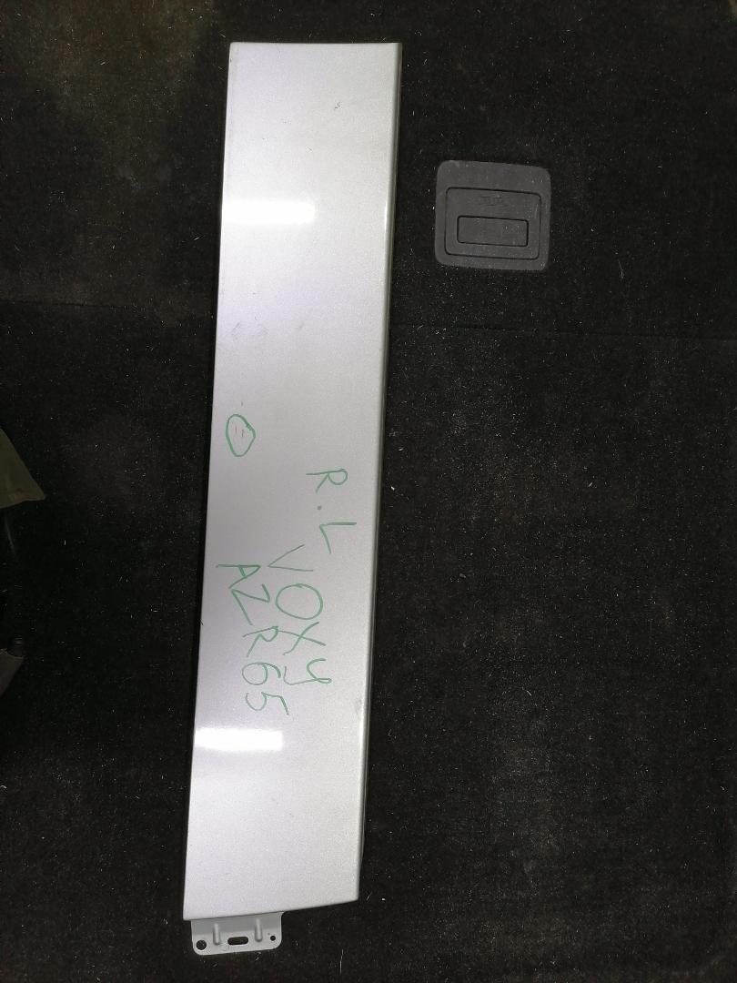 Накладка на дверь Toyota Voxy AZR65 задняя левая (б/у)