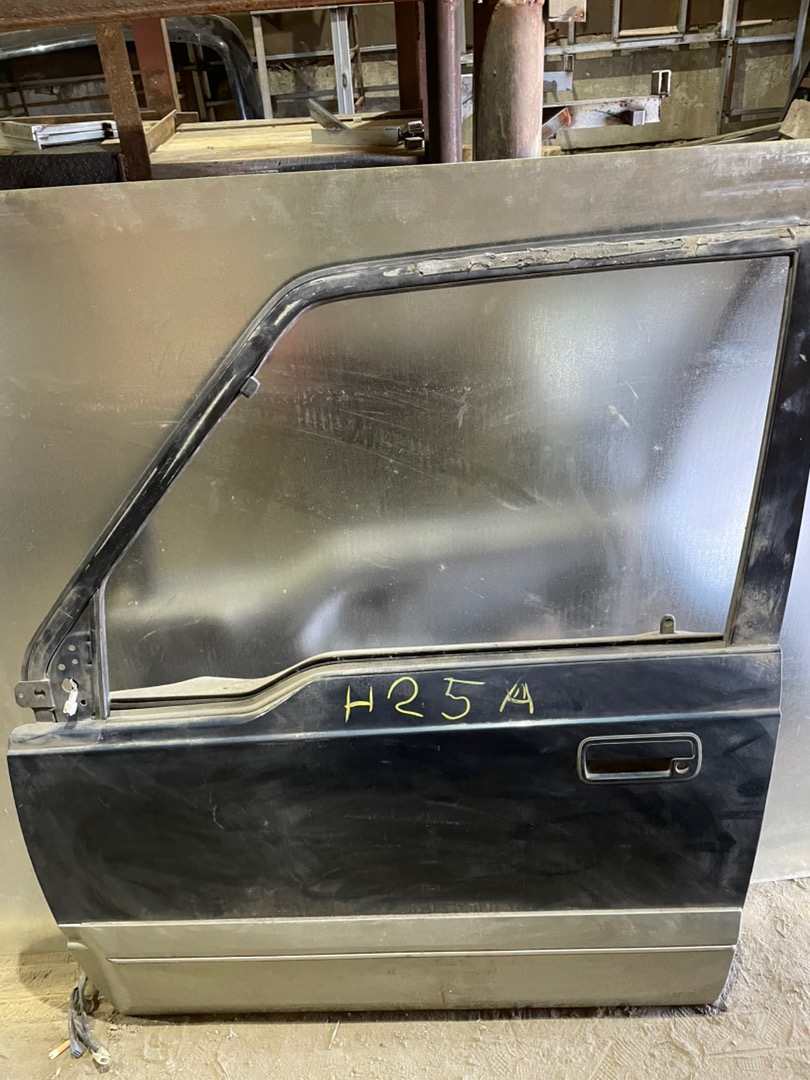 Запчасть дверь передняя левая SUZUKI ESCUDO 1988-1997 AT01W G16A 6800260A10 контрактная Дверь передняя левая SUZUKI ESCUDO 1988-1997 AT01W G16A 6800260A10 контрактная