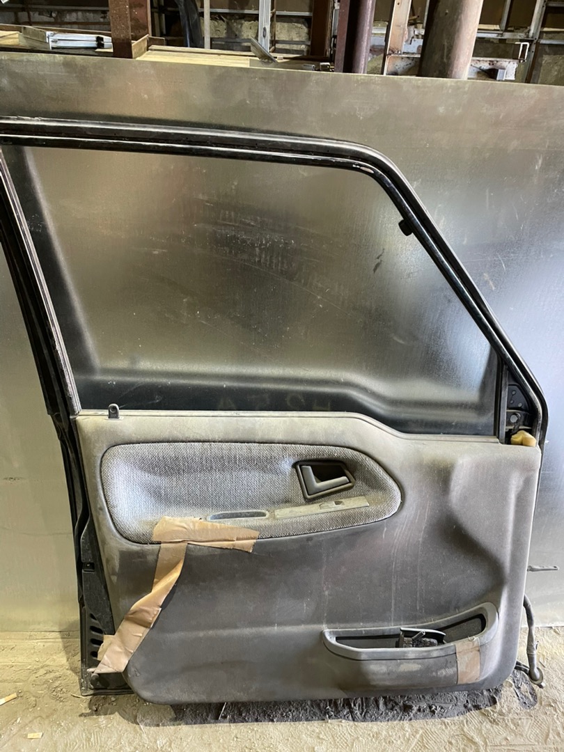 Дверь передняя левая ESCUDO 1988-1997 AT01W G16A Дверь передняя левая ESCUDO 1988-1997 AT01W G16A