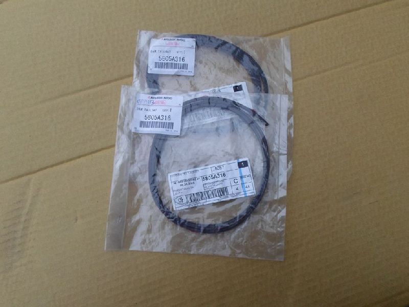 Уплотнительная резинка MITSUBISHI OUTLANDER 3 2012- GF2W 4B10 5805A316 новая