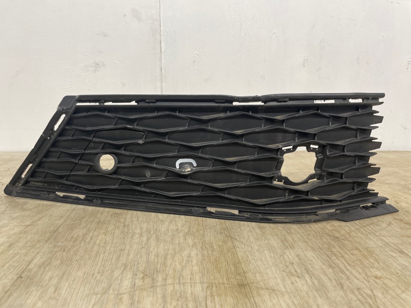 РЕШЕТКА БАМПЕРА передняя правая SKODA KAROQ 2021 2022 57A807368A Б/У