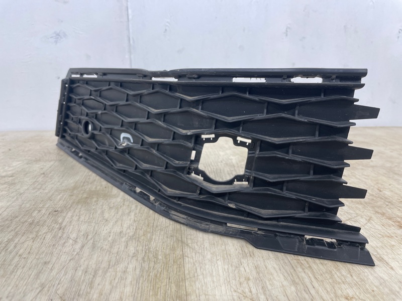РЕШЕТКА БАМПЕРА передняя правая SKODA KAROQ