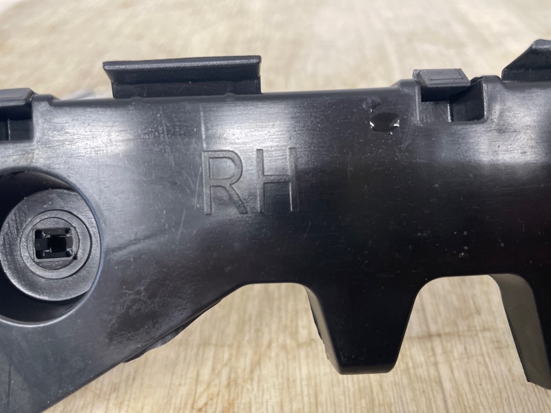 КРОНШТЕЙН БАМПЕРА правый MAZDA 3 2013 2014 2015 2016 BM 1.6