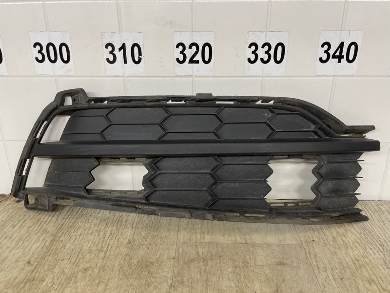 РЕШЕТКА БАМПЕРА передняя правая SKODA KAROQ 2021 2022 57A807368 Б/У