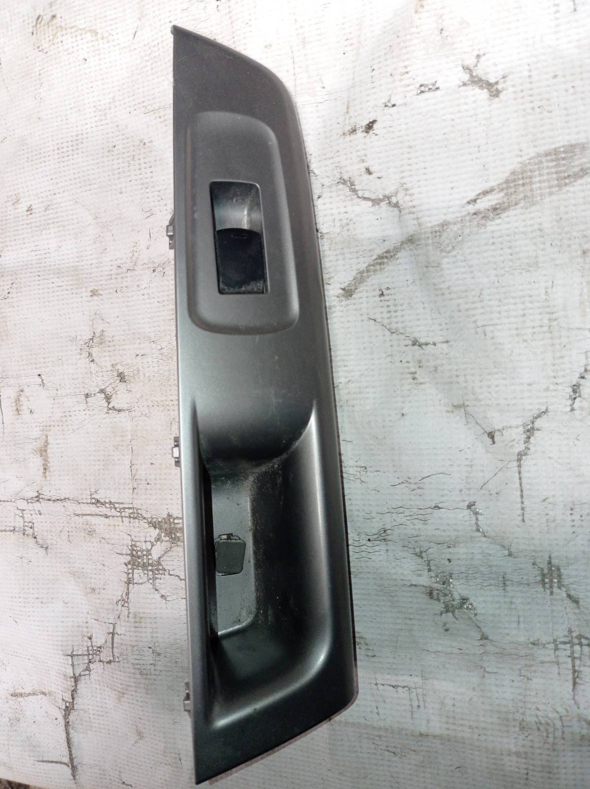 Кнопка стеклоподъёмника Subaru Forester SH задняя левая (б/у)