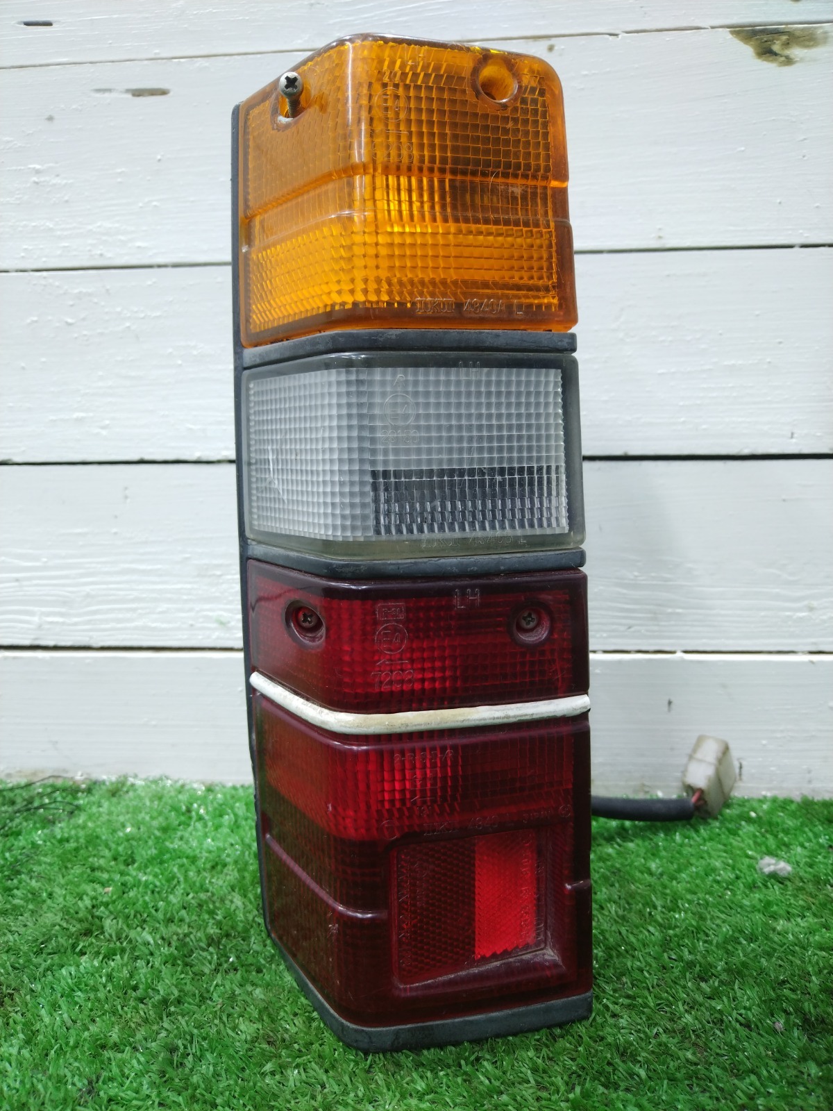 Запчасть задний фонарь левый Subaru Domingo Б/У Задний фонарь левый Subaru Domingo Б/У