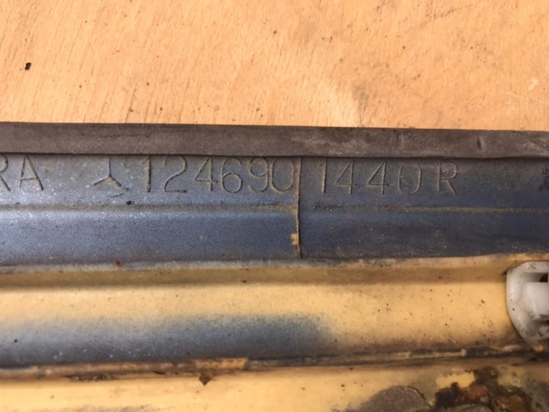 Накладка крыла передняя правая W124 1993 250D om605.911