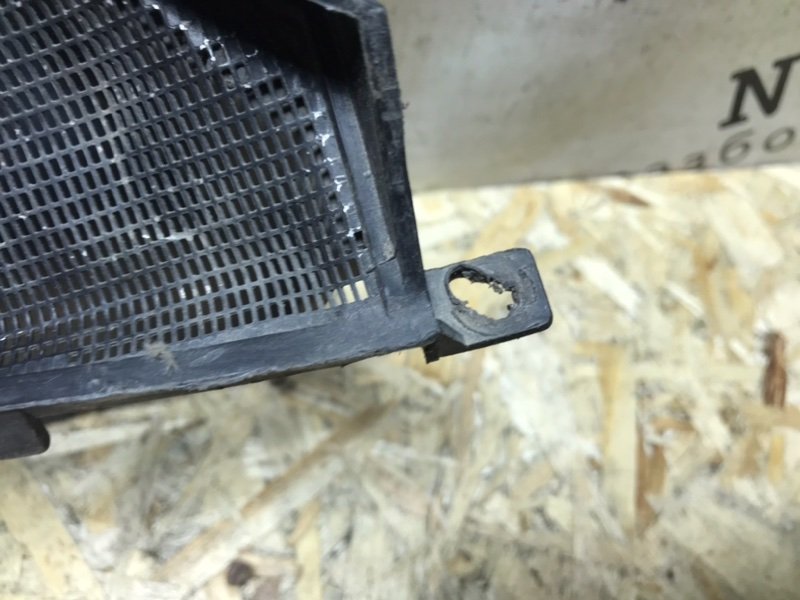 Крышка жабо правая W124 1994 Седан 104.942