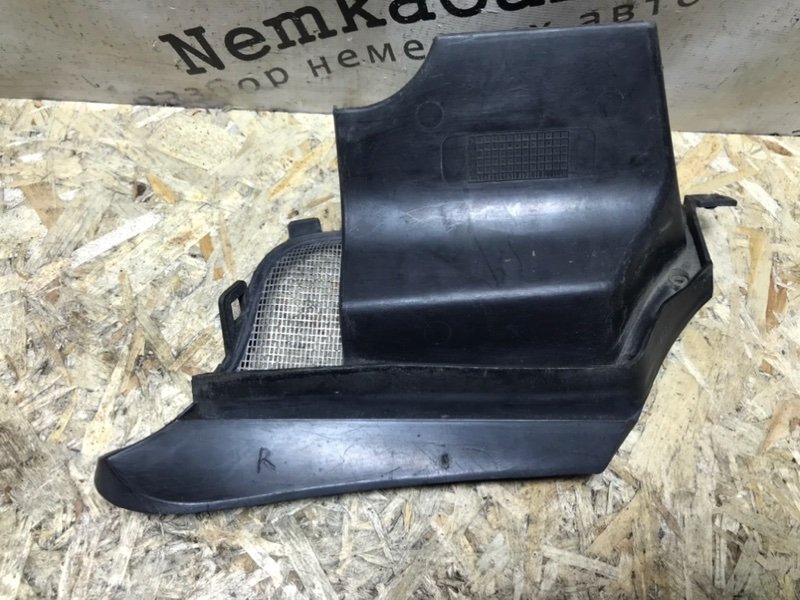 Крышка жабо правая W124 1994 Седан 104.942