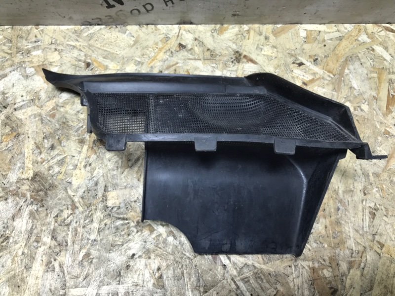 Крышка жабо правая W124 1994 Седан 104.942