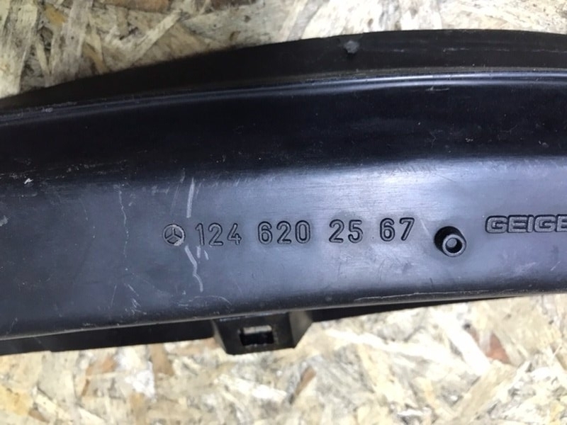 Водосток W124 1989 E260 M103.940