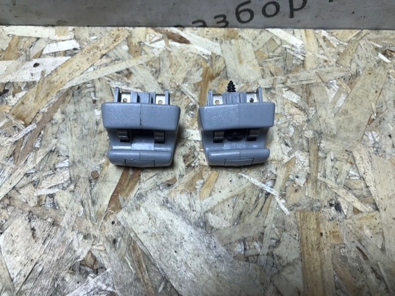 Запчасть крючок солнцезащитного козырька Mercedes Vito 2010 639 рест 651.940 A20281007127D43 Б/У Крючок солнцезащитного козырька Mercedes Vito 2010 639 рест 651.940 A20281007127D43 Б/У