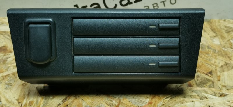Подкассетник W124 1994 Седан 104.942