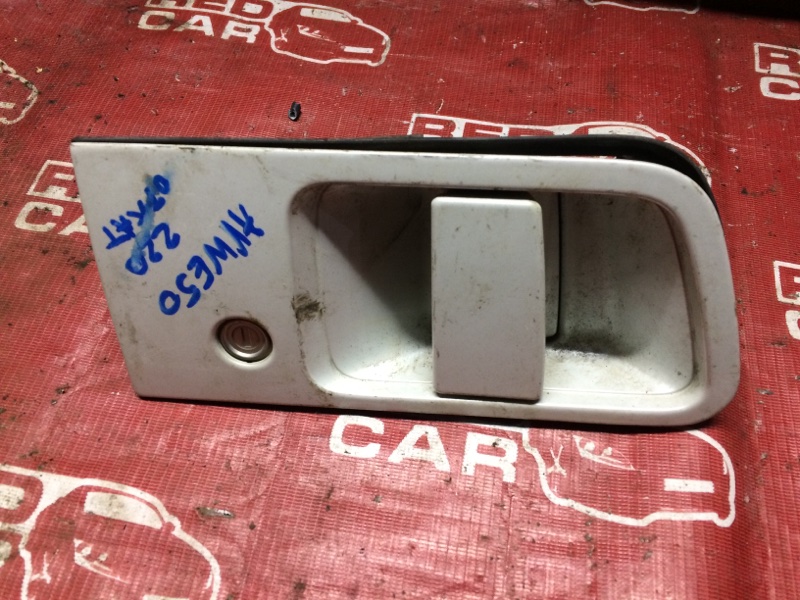 Ручка откатной двери Nissan Elgrand AVWE50-010398 QD32 1997 задняя левая (б/у)