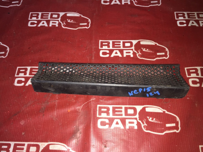 Решетка под лобовое стекло Toyota Vitz NCP15-0018671 2NZ 2000 (б/у)