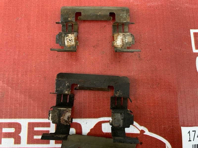 Зажим тормозных колодок передний NISSAN TEANA TNJ32-001167 QR25-775993A
