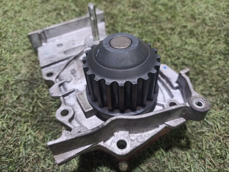 Насос водяной Logan 2007