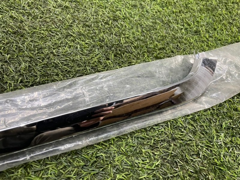 Молдинг бампера передний правый Lada Granta FL