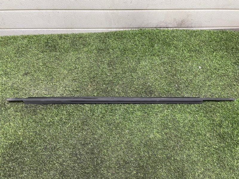 Уплотнитель стекла двери задний правый Lada Granta 8450072388 Б/У