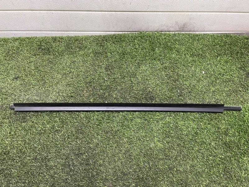 Запчасть уплотнитель стекла двери передний правый Lada Granta 8450072553 Б/У Уплотнитель стекла двери передний правый Lada Granta 8450072553 Б/У