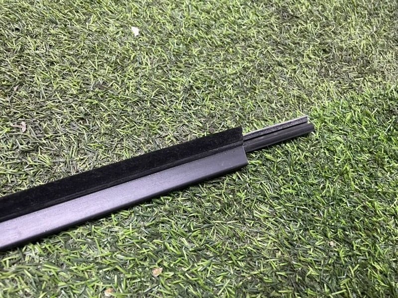 Уплотнитель стекла двери передний правый Granta Уплотнитель стекла двери передний правый Granta