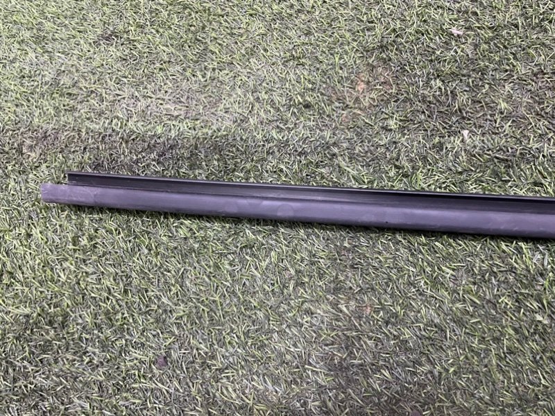 Уплотнитель стекла двери передний правый Granta Уплотнитель стекла двери передний правый Granta