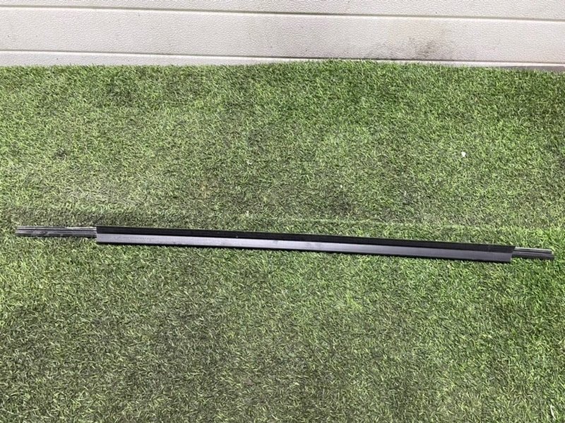 Уплотнитель стекла двери задний левый Lada Granta 8450072389 Б/У